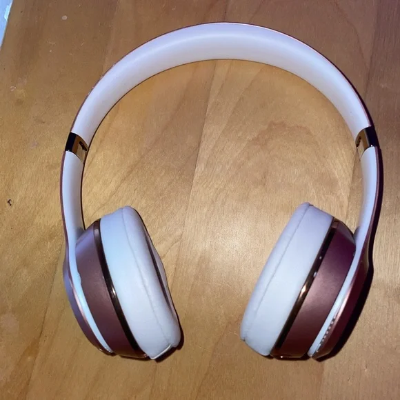 Beats solo 3s (rose gold)